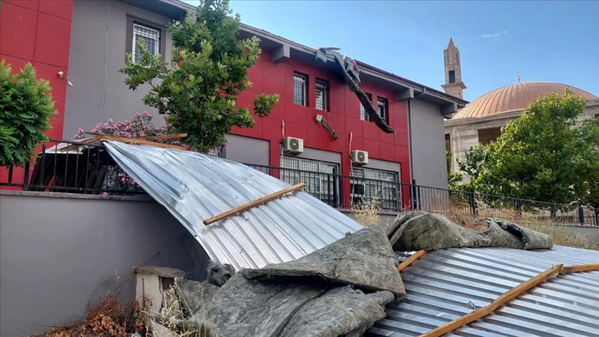 Belediye binasının çatısı uçtu