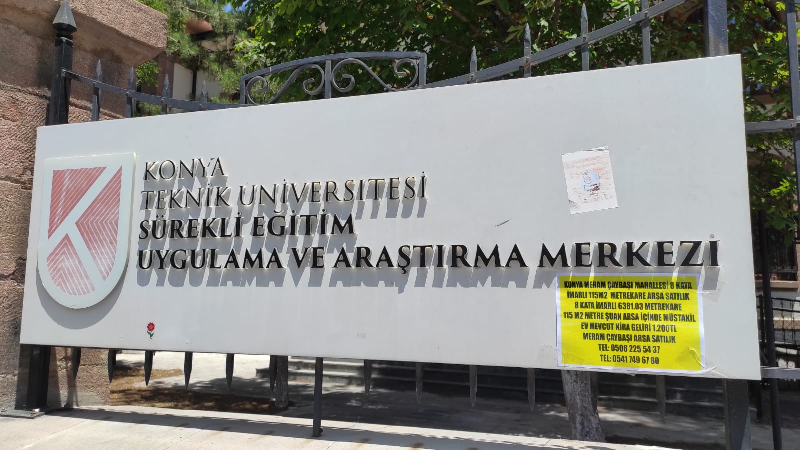 Üniversitenin tabelasında satılık ilanı