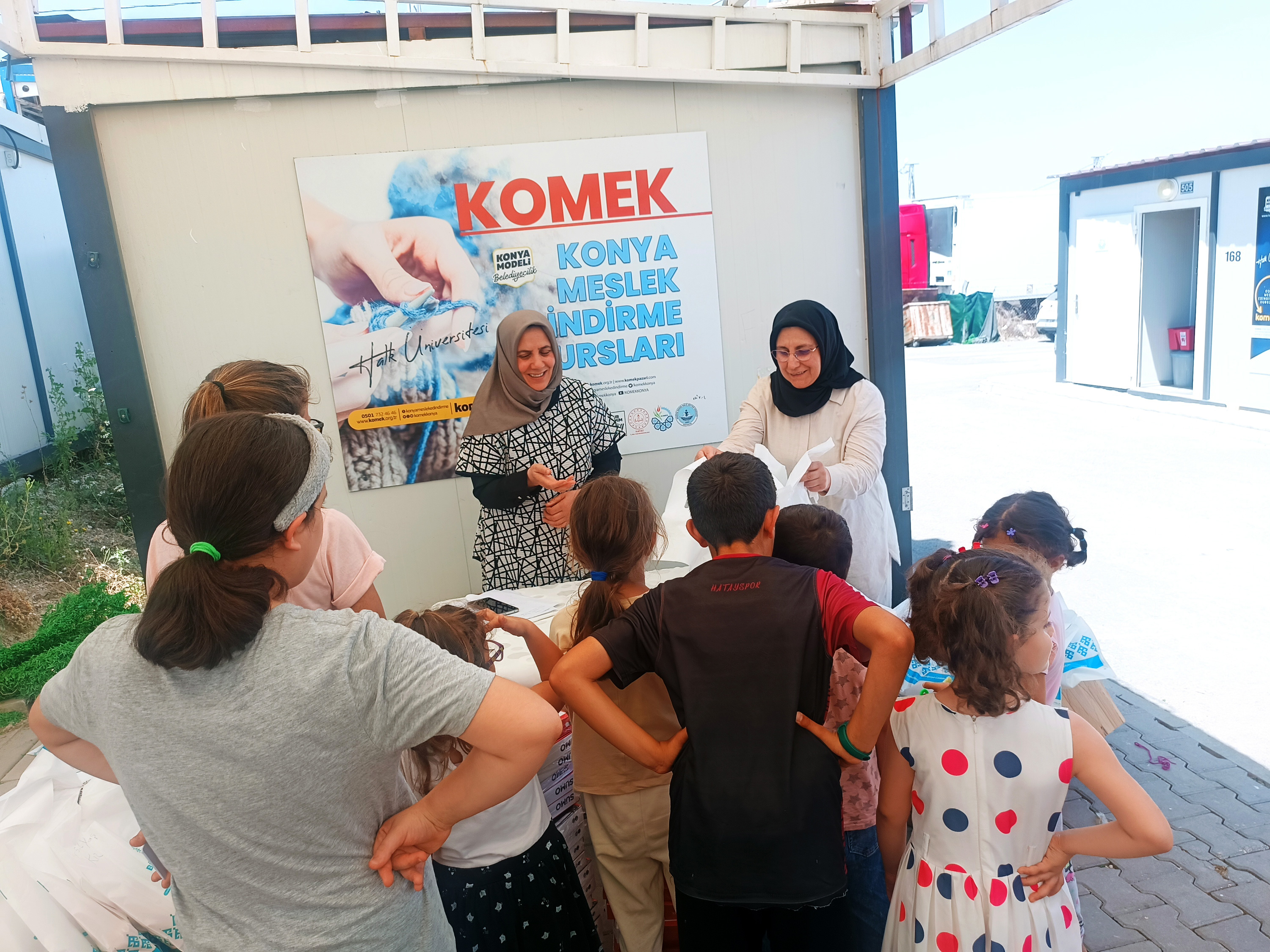 Hatay'da çocukları sevindirdiler