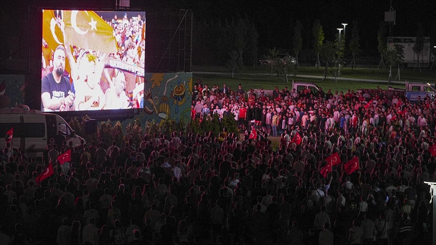 Türkiye dev ekranlardan maç izledi