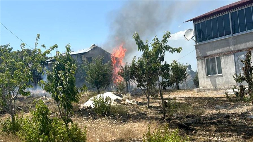Mersin'deki yangına müdahale ediliyor