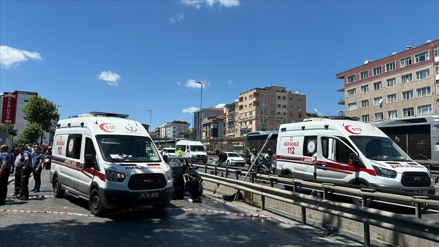 Otomobil kaldırımdaki yayalara çarptı