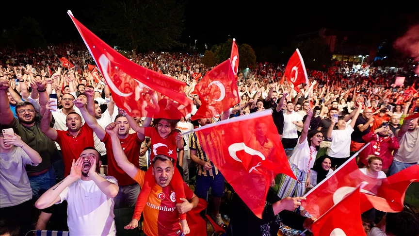 Galibiyet meydanlarda coşkuyla kutlandı