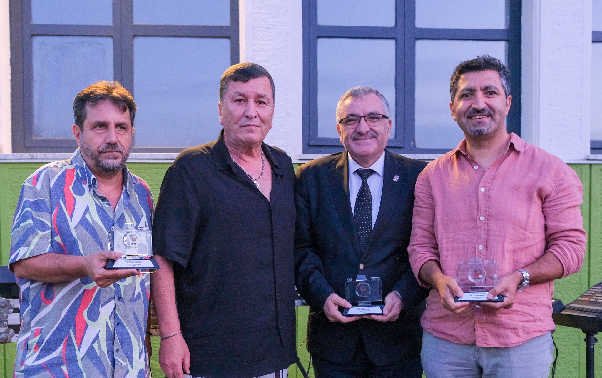 Ödülünü aldı