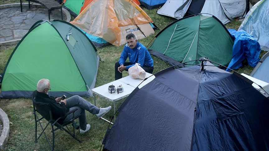 Güreşseverler çadırda konaklıyor