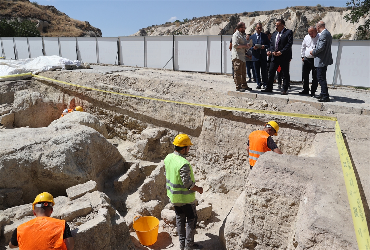 Kapatılan yolun altından antik mezarlık çıktı