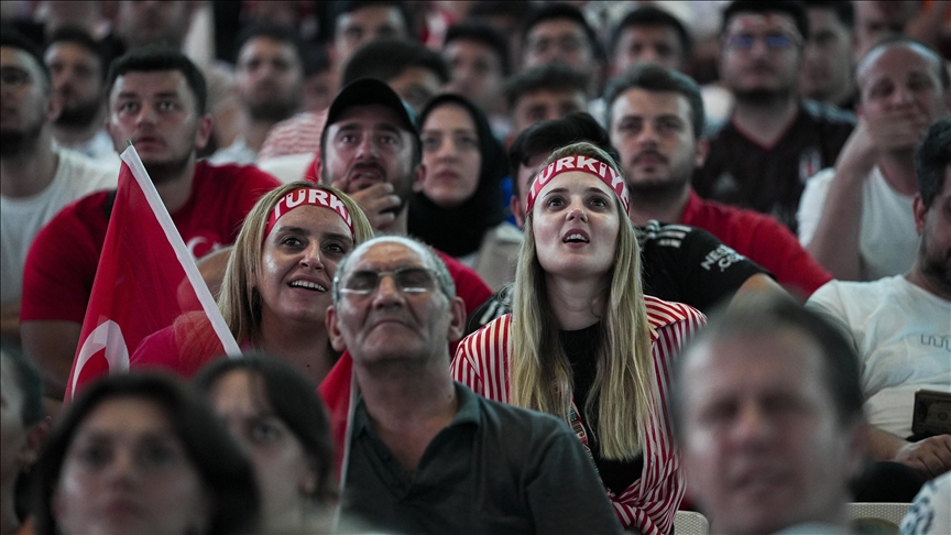 Milli maç dev ekranlardan izlendi