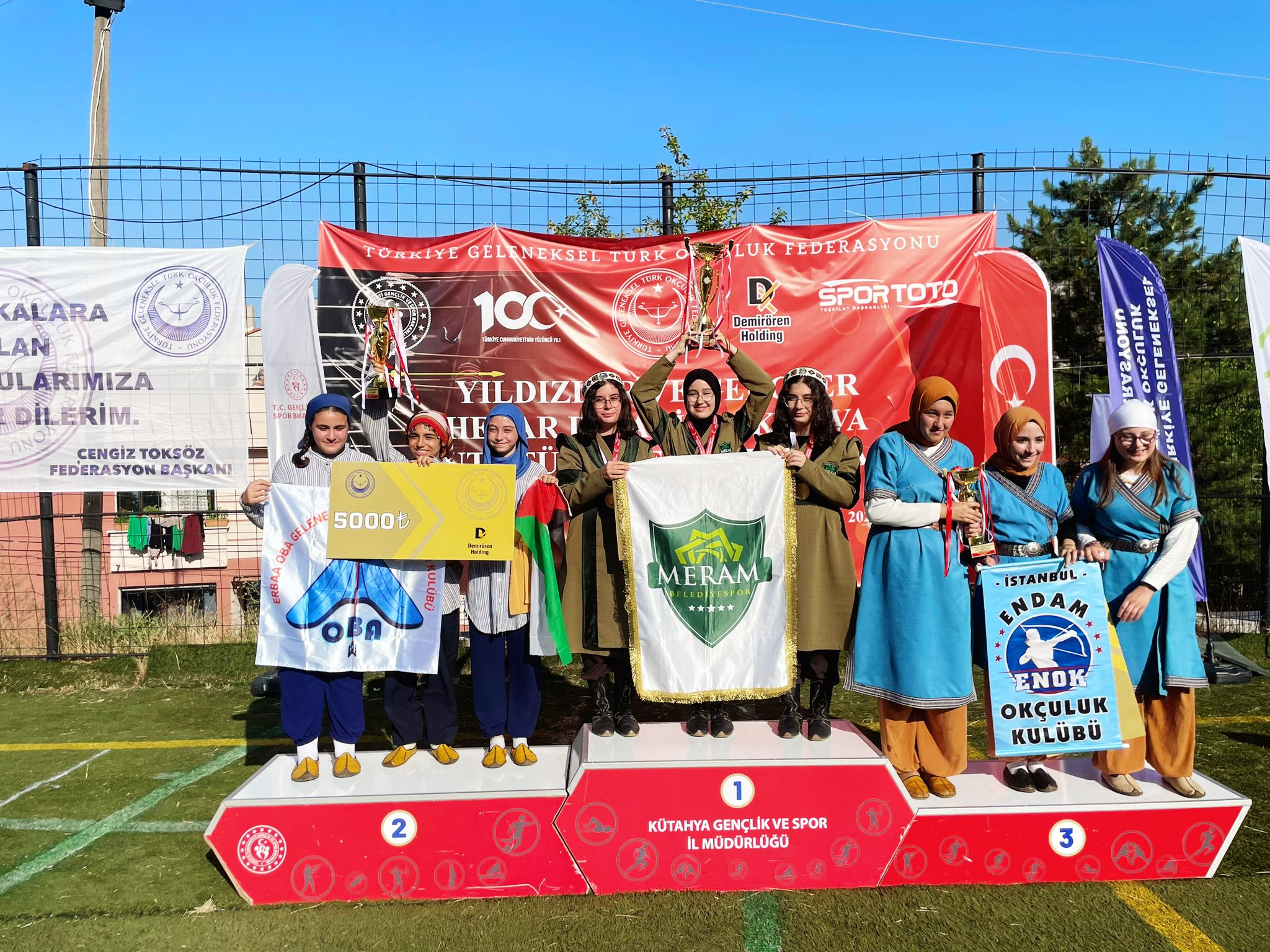 Meramlı okçular yine başarılarla döndü