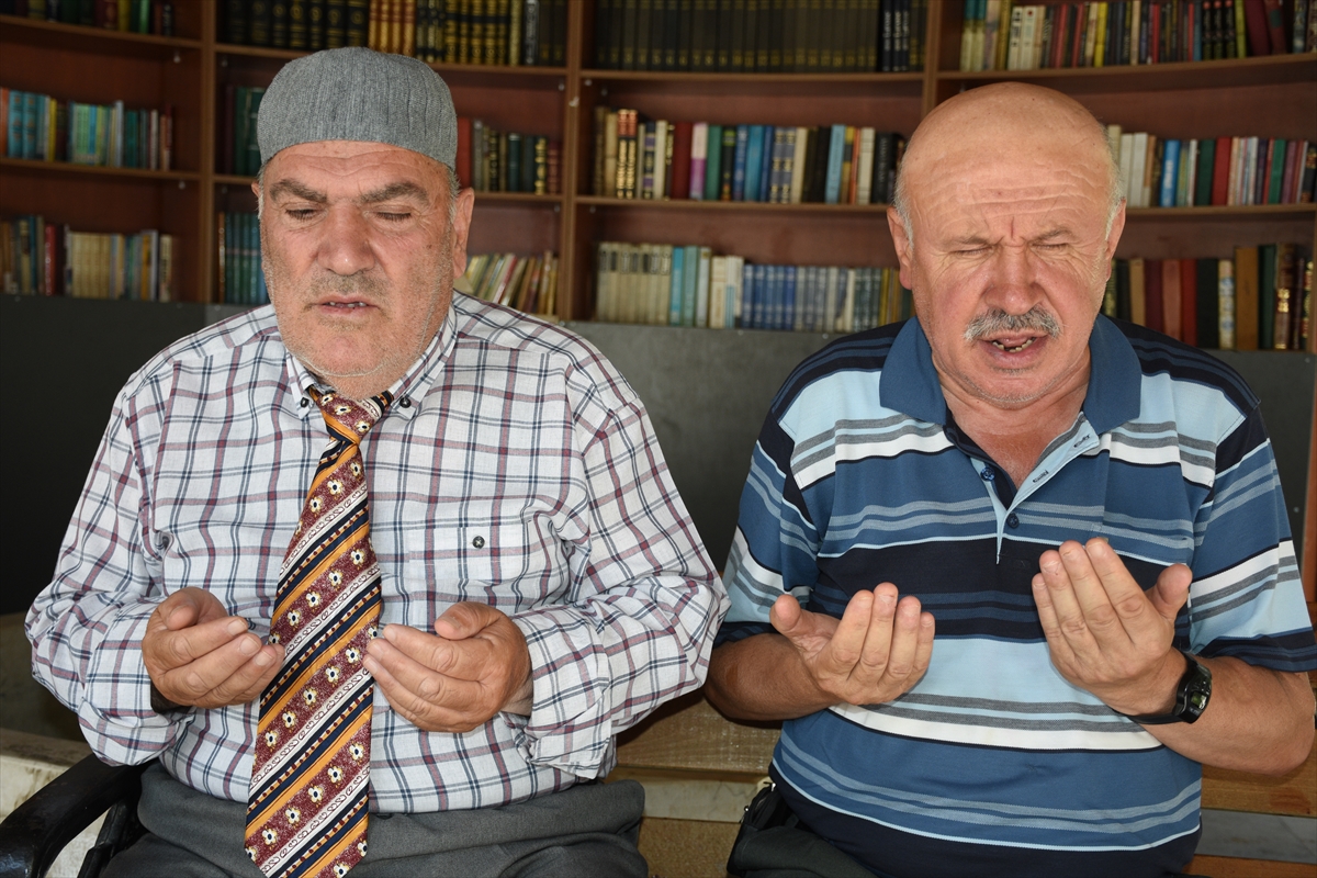 Kasetten dinleyerek hafız oldular