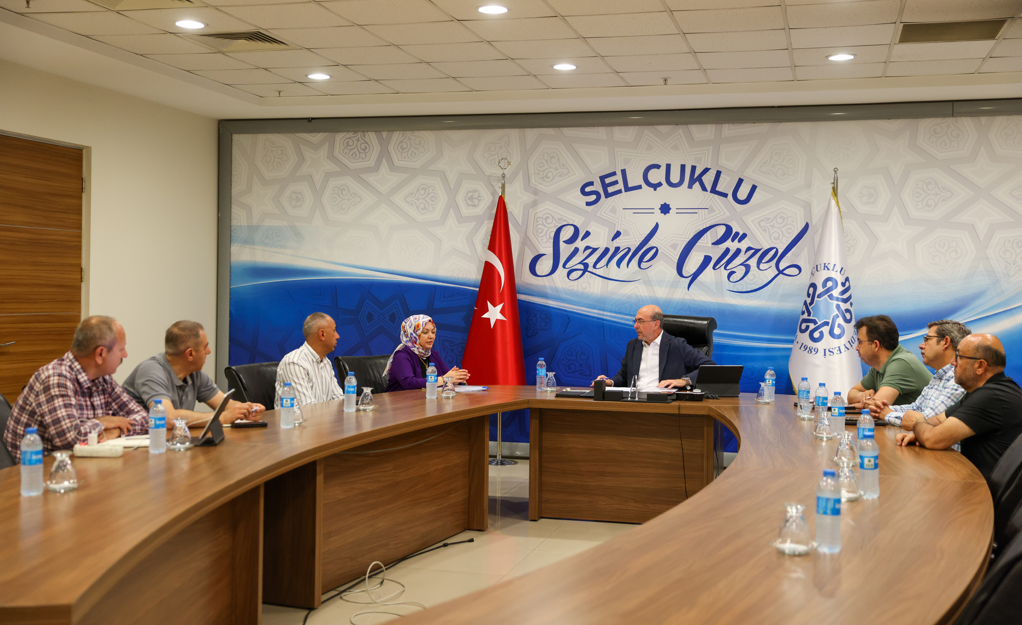 Başkan muhtarların taleplerini dinliyor