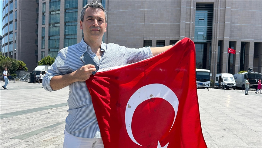 Kanlı bayrağı torunları için saklıyor