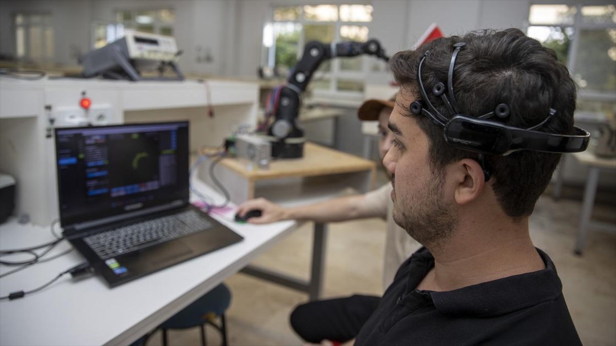 ALS hastaları için yapay zeka destekli robot kol