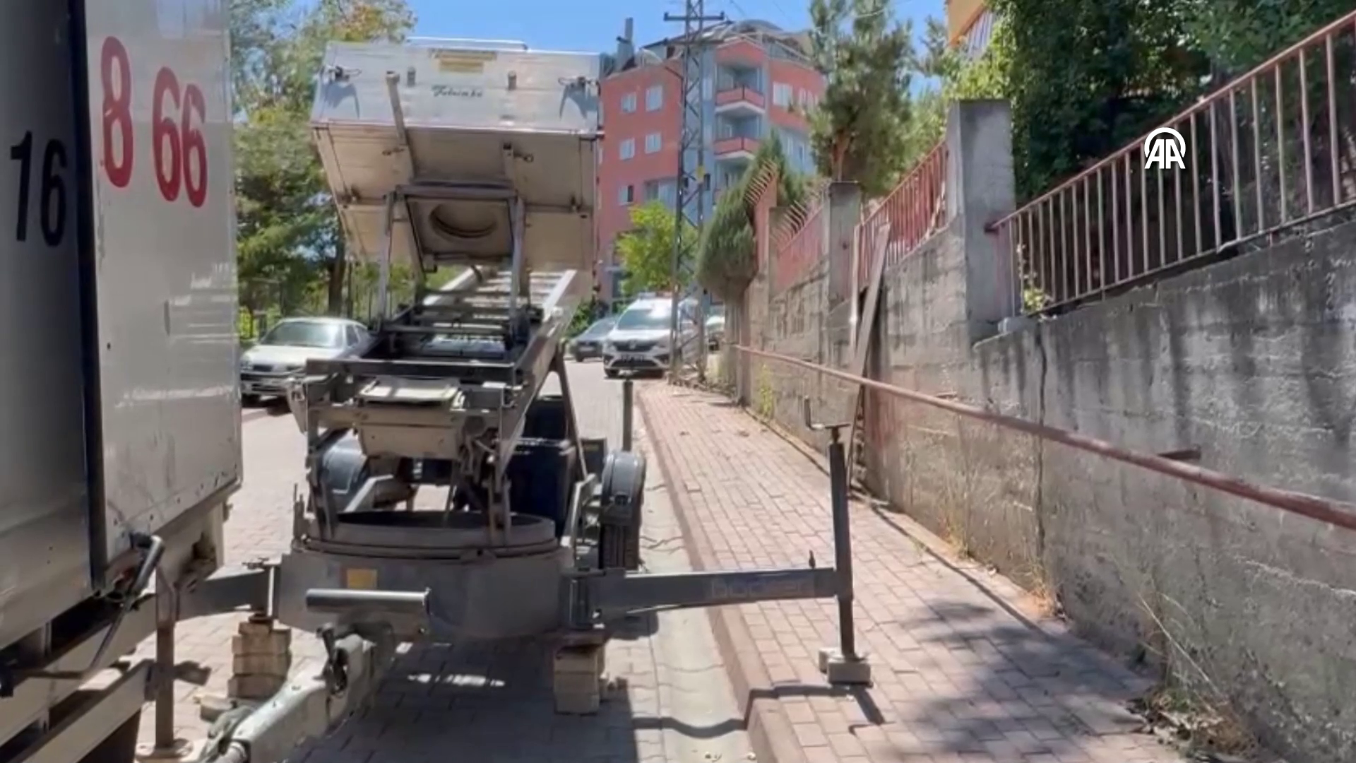 Elektrik akımına kapılan 2 kişi yaralandı