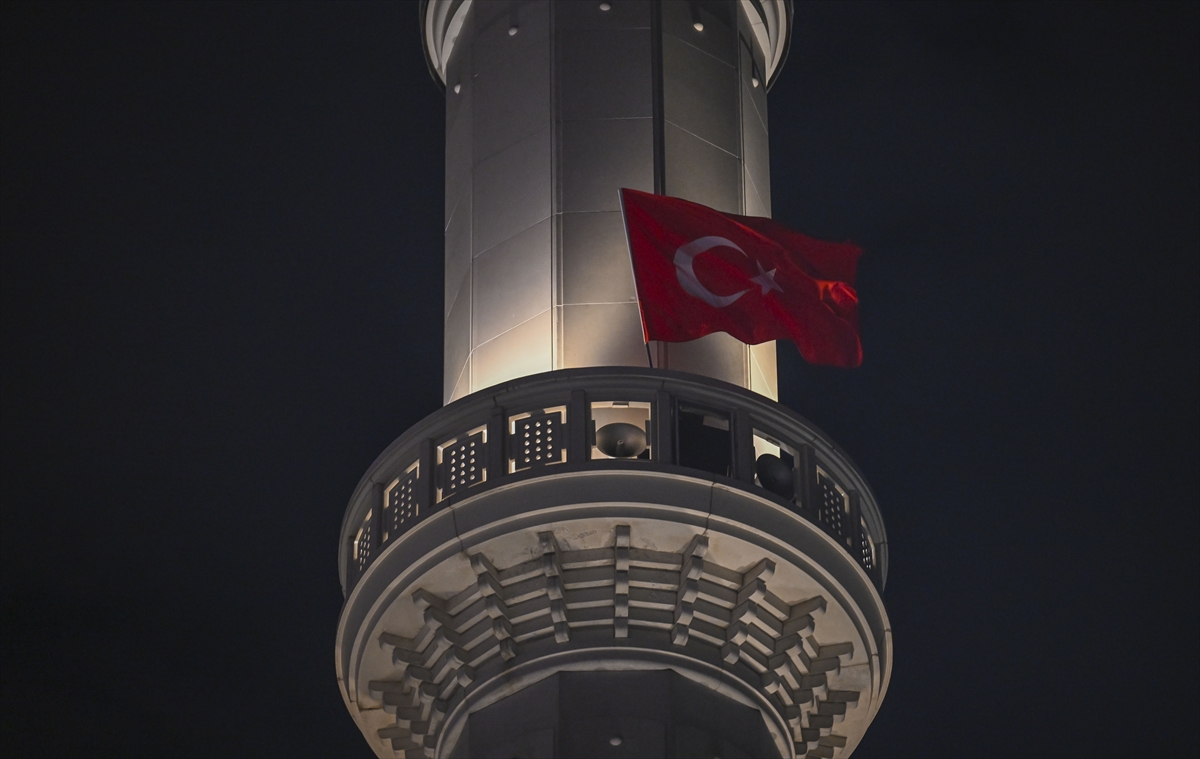 Ülke genelindeki camilerde sela okundu
