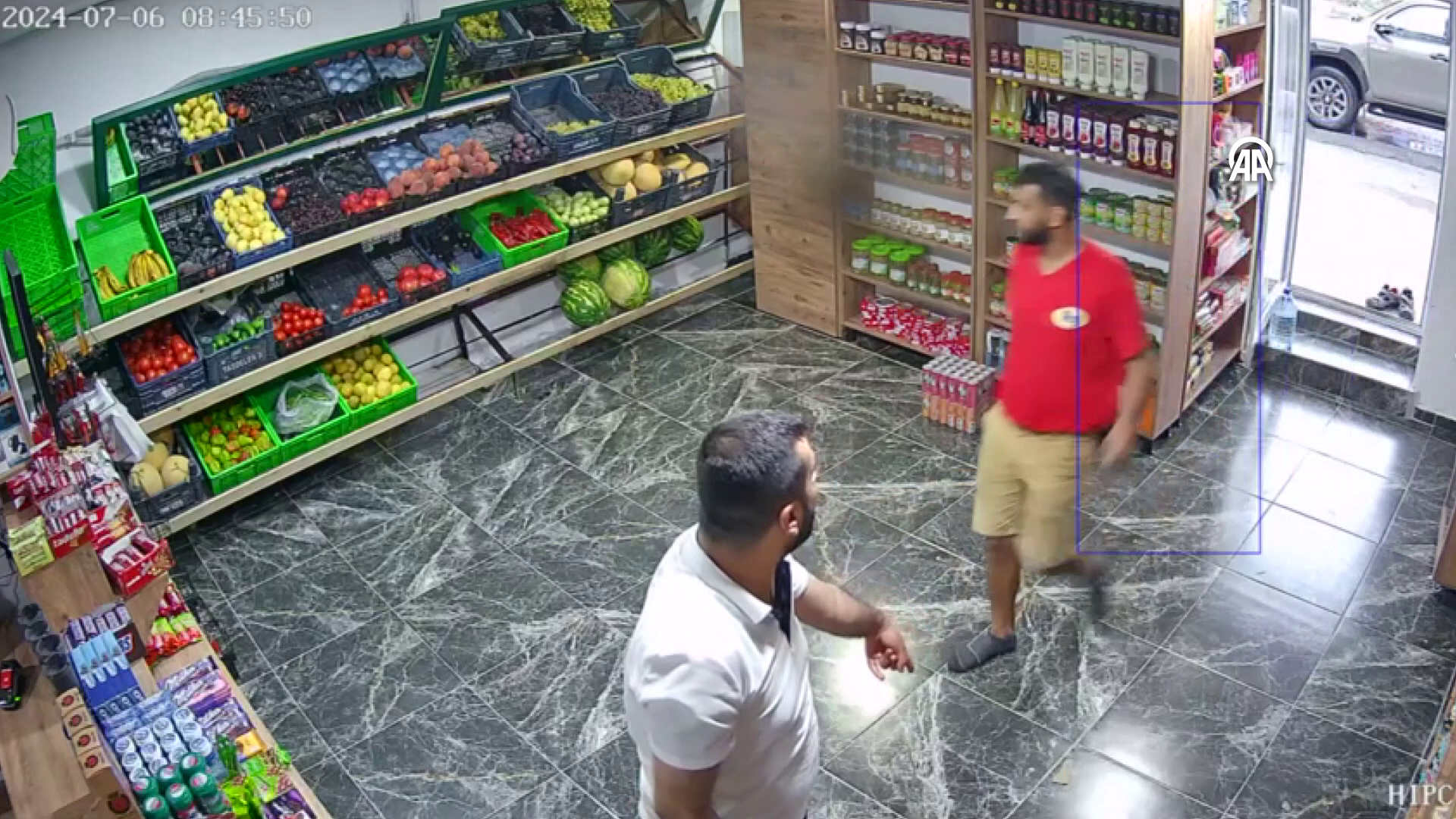 Markete ayakkabısını çıkarıp girdi