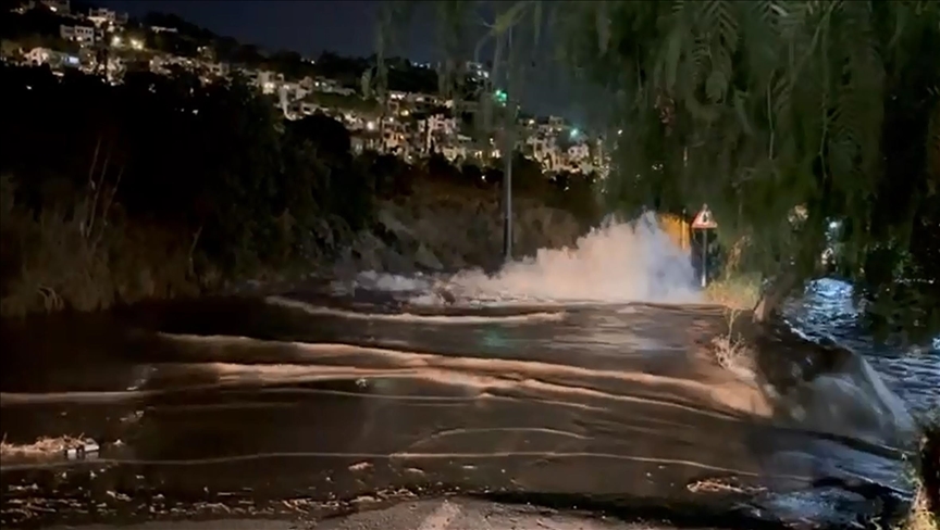 Bodrum'da yol çöktü