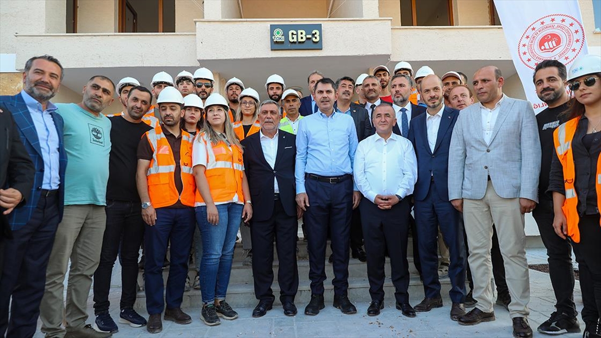 Bakan Kurum deprem konutlarını inceledi