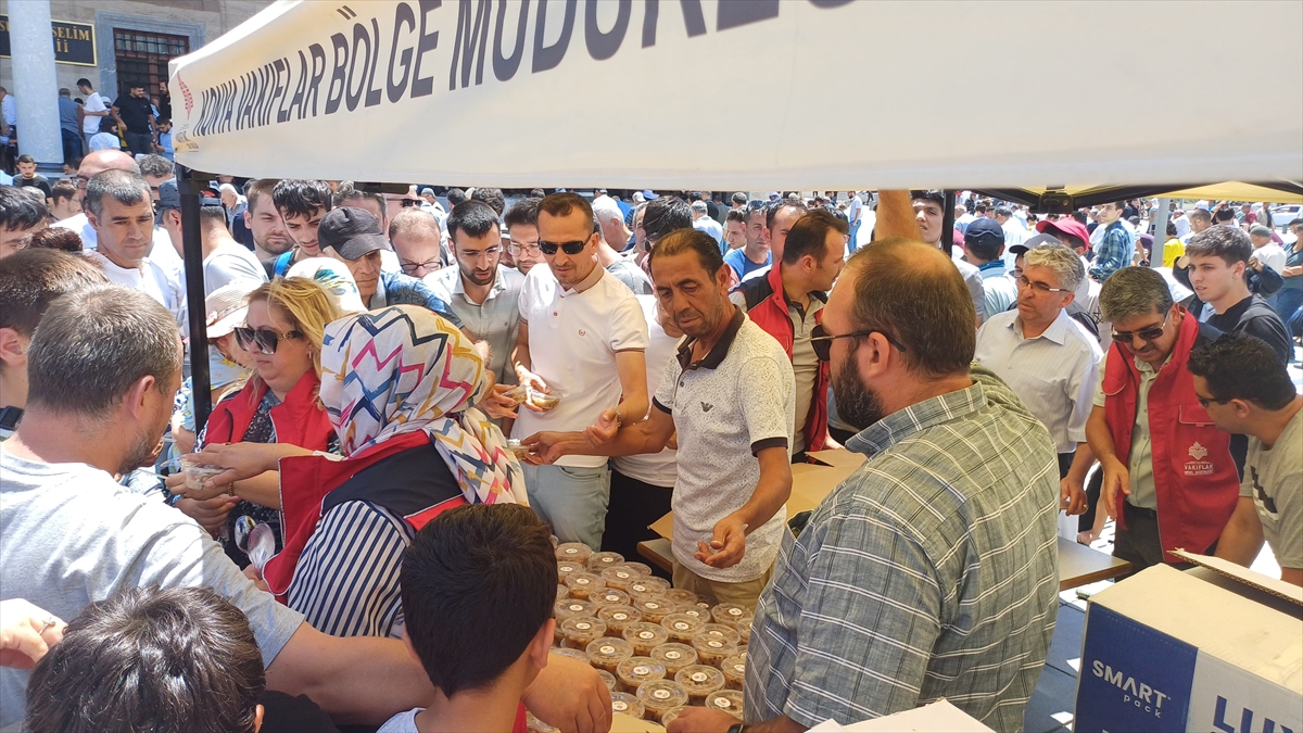Konya'da vatandaşlara aşure dağıtıldı