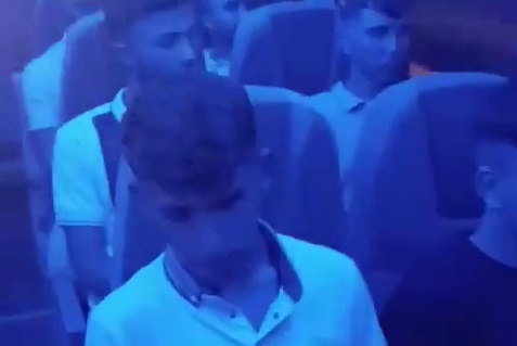 Ekip otosunda "Ölürüm Türkiye'm" dinletildi