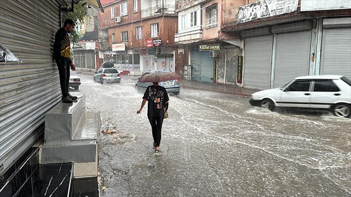 Adana'da sağanak yağış