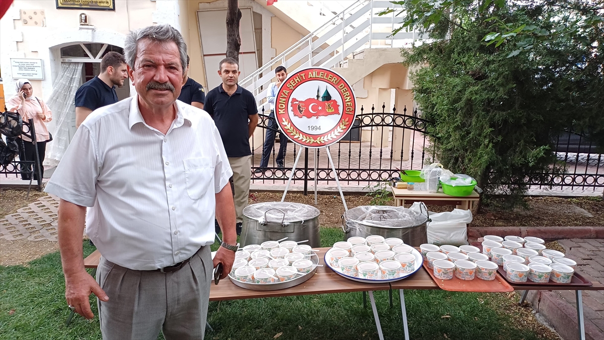 Şehitler adına aşure dağıtıldı