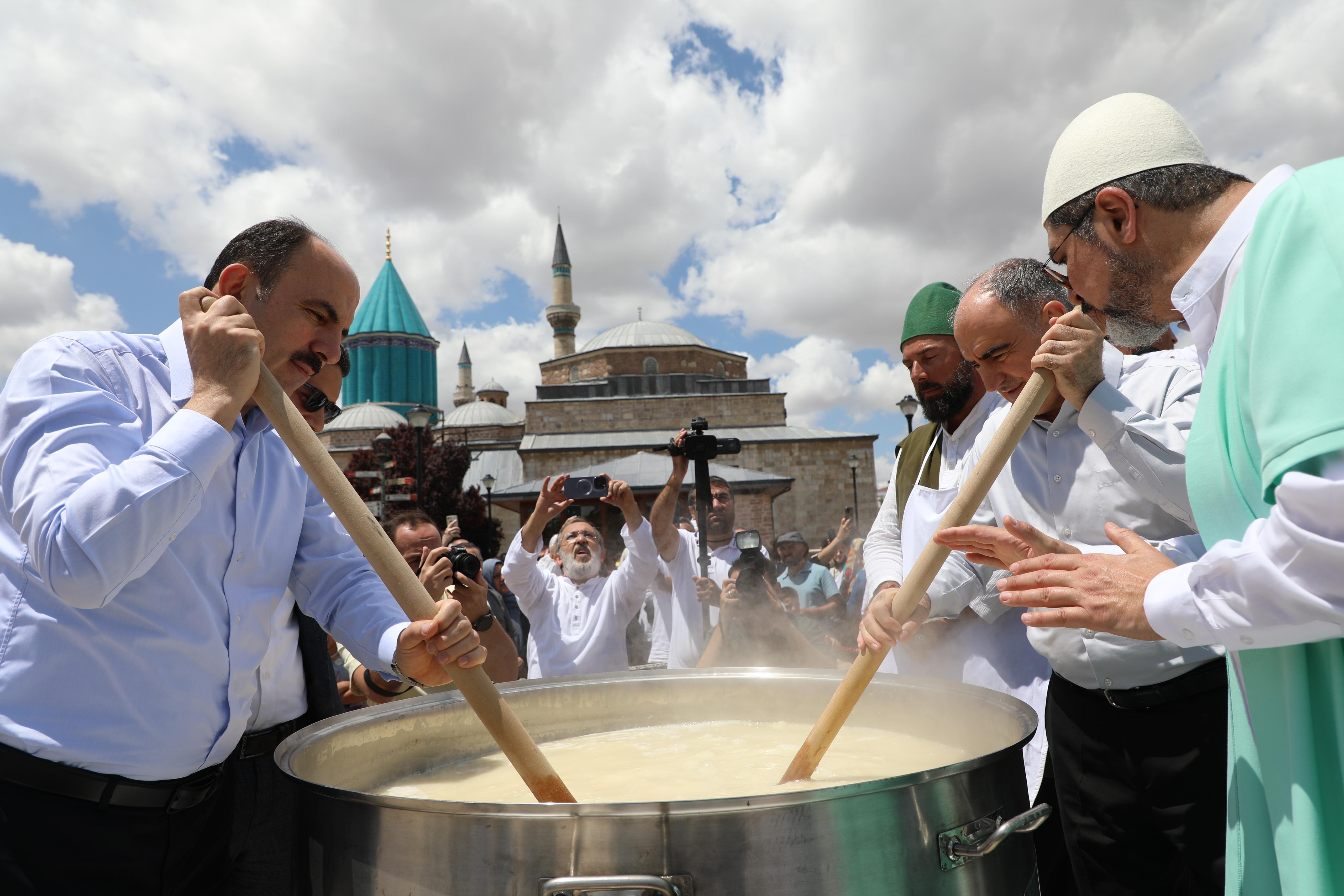 Başkan ve Vali aşure kaynattı