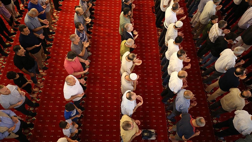 Camilerde gıyabi cenaze namazı kılındı