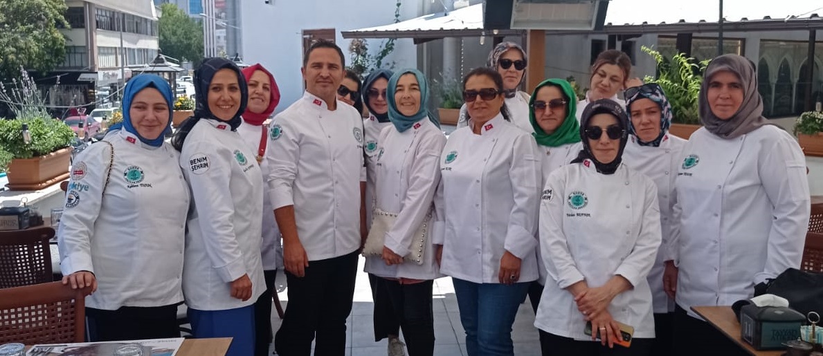 Konya Aşçılar Derneği aşure dağıttı