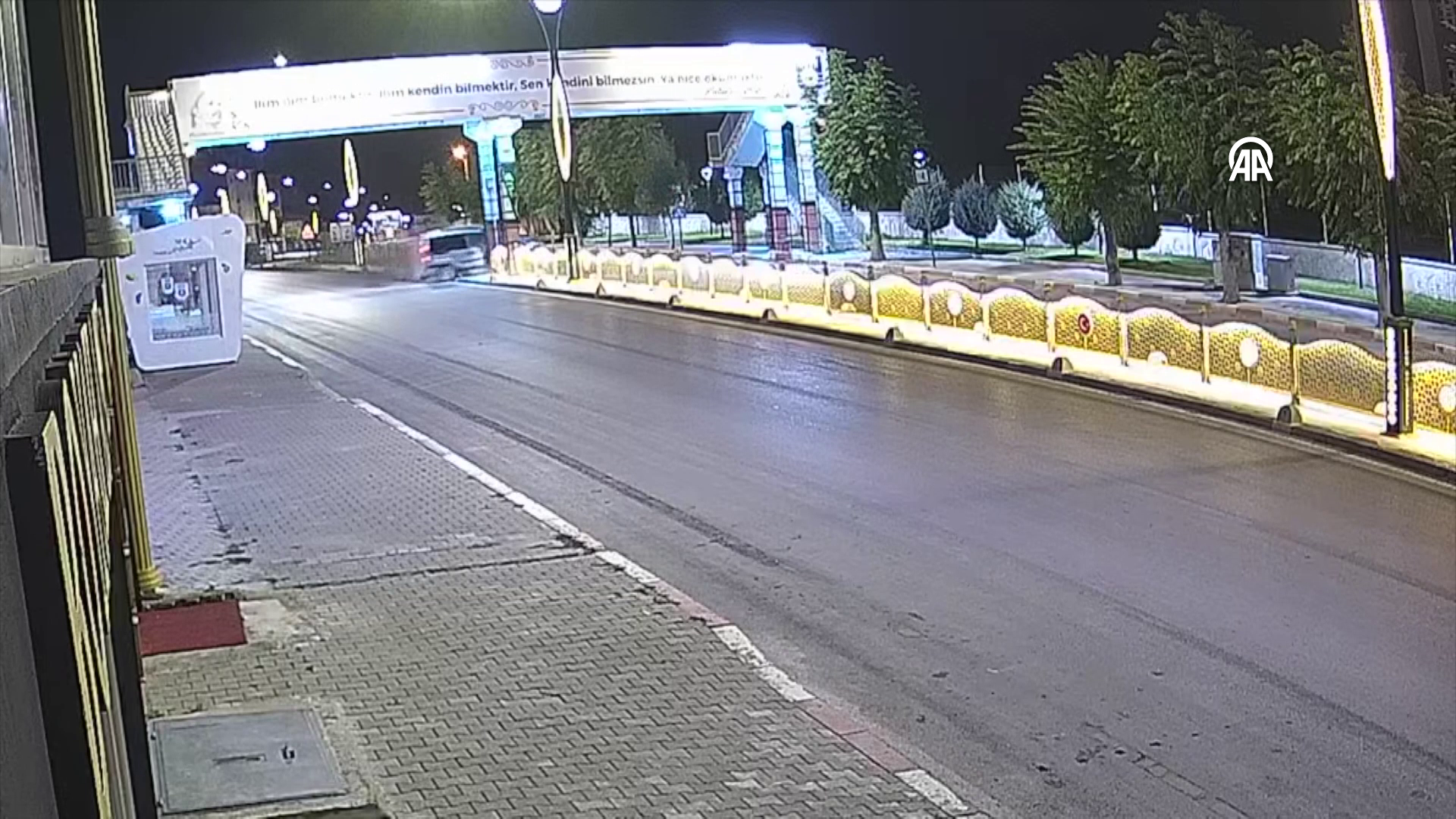 Otomobil beton direğe çarptı