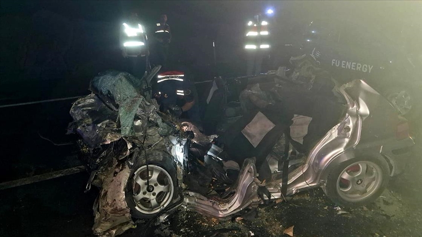 Yeni evli çift kazada can verdi