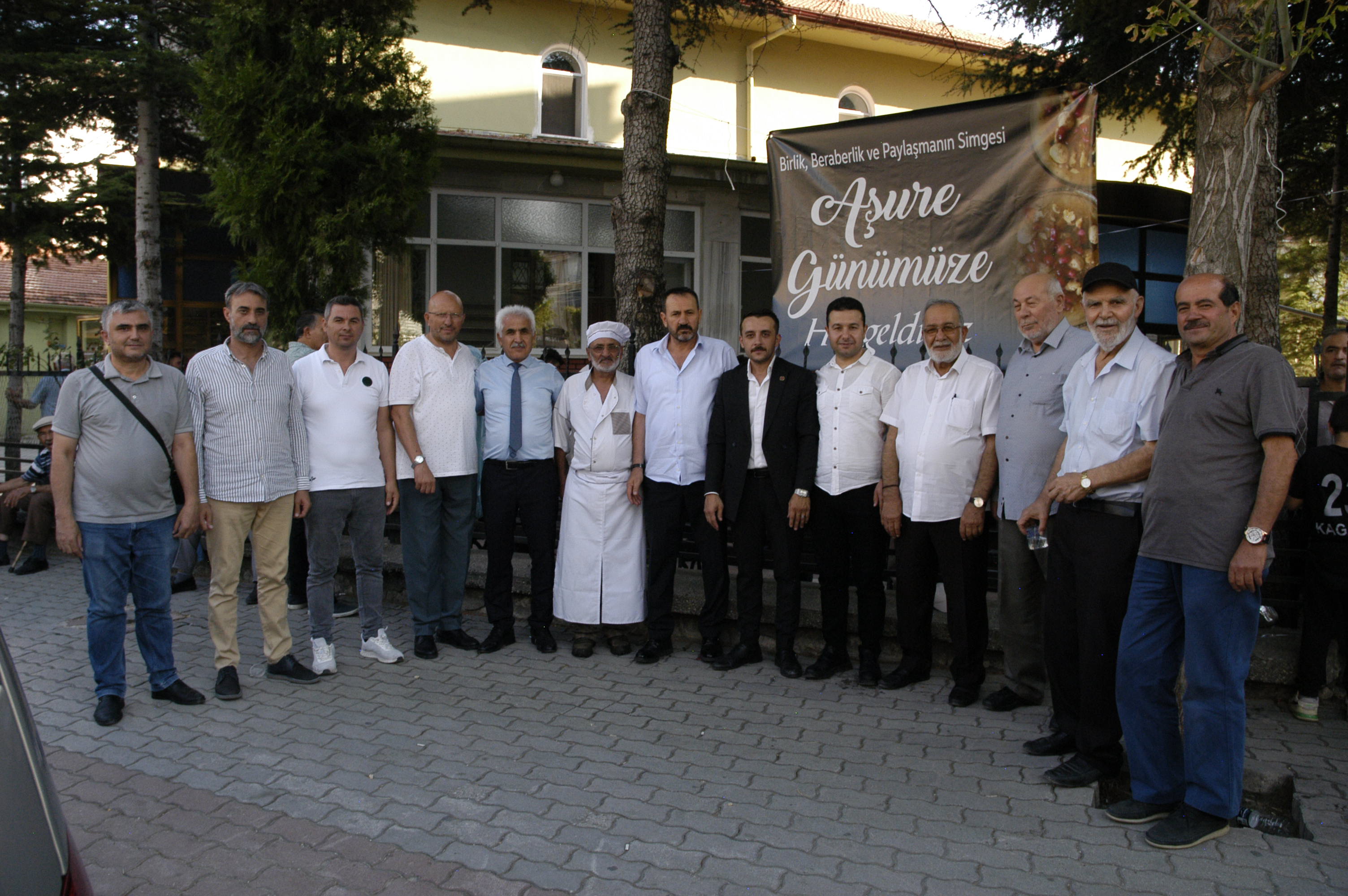 Konyalı muhtarlar vatandaşlara aşure dağıttı