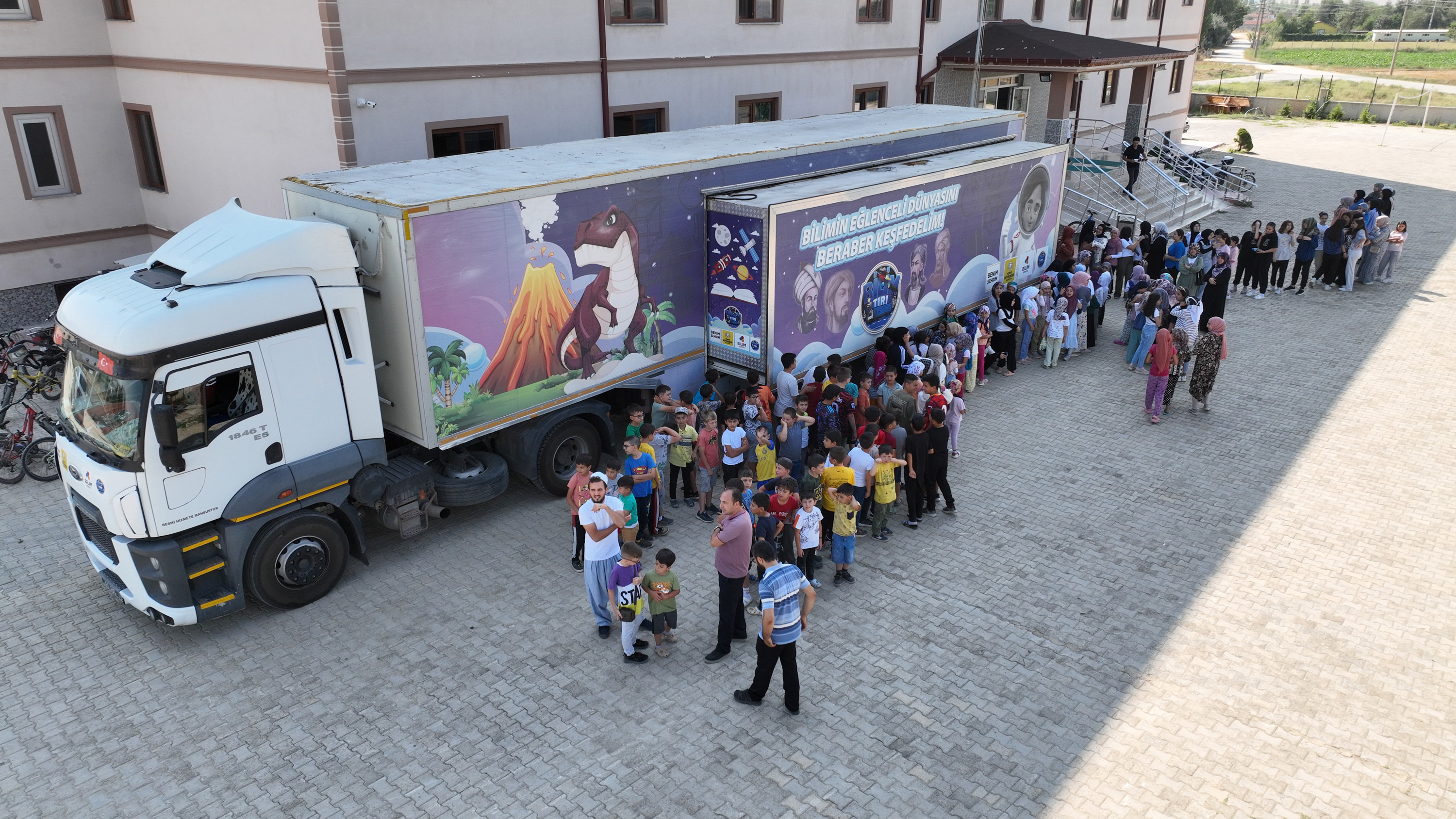 Bilim Tırı, çocukları sevindirmeye devam ediyor