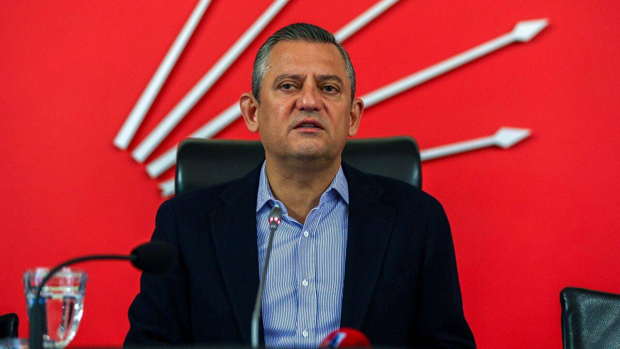 Özgür Özel'in ayağı kırıldı