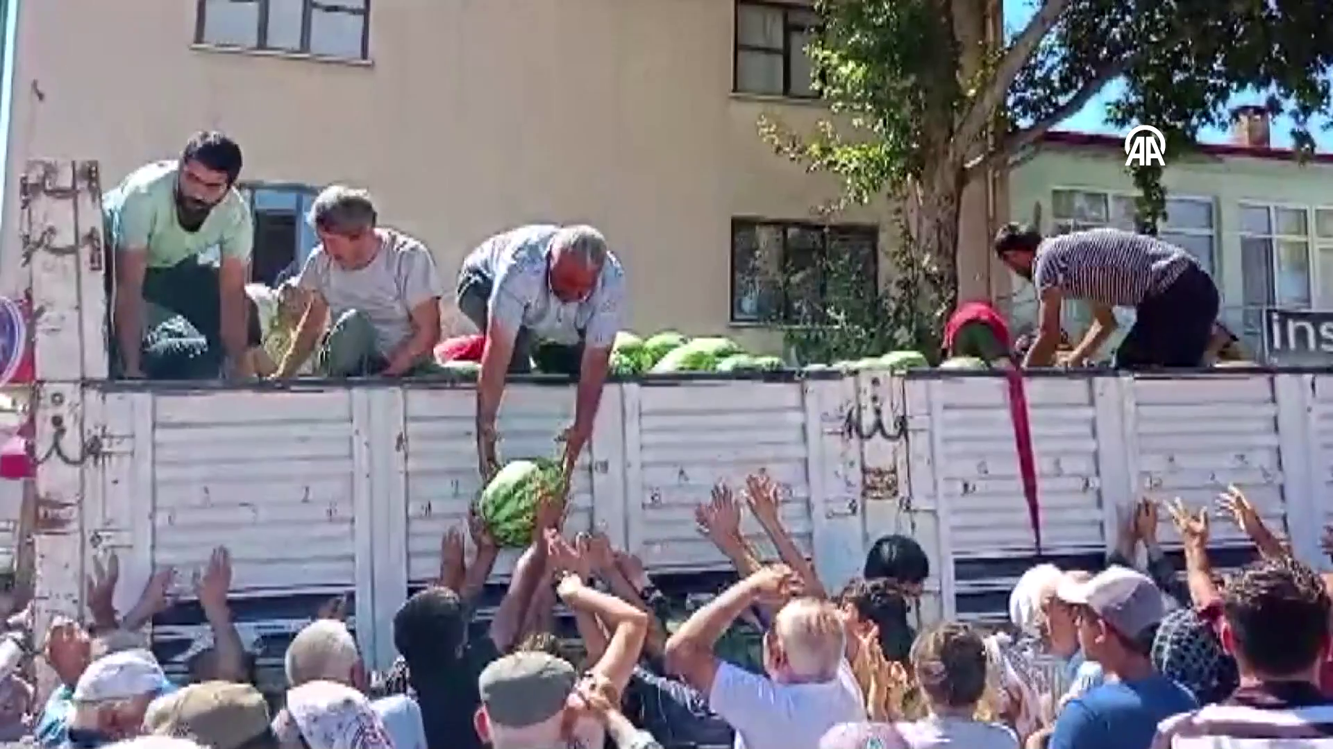 26 ton karpuzu vatandaşlara dağıttılar