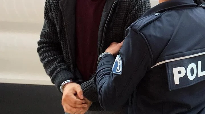 Belediye başkanına ait iş yerinin camını kırdı