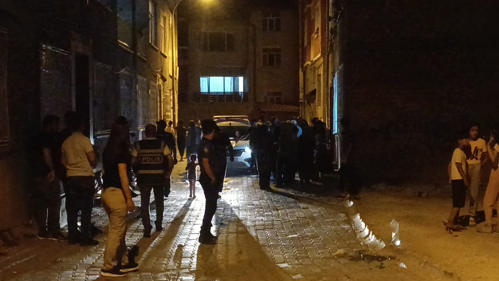 Bekçileri taşladı