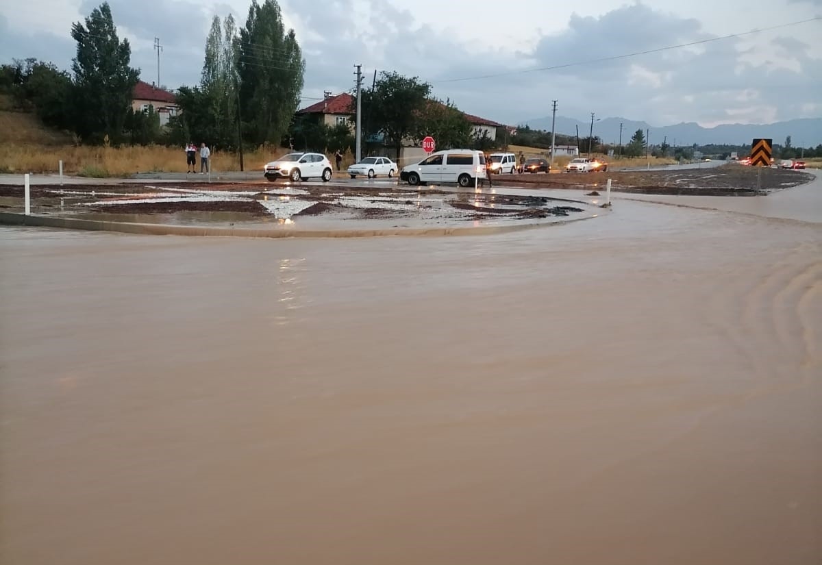 Sağanak yağış etkili oldu