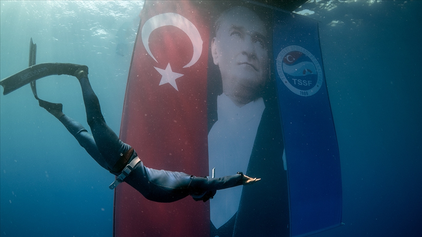 Zaferin yıldönümünü deniz altında kutladılar