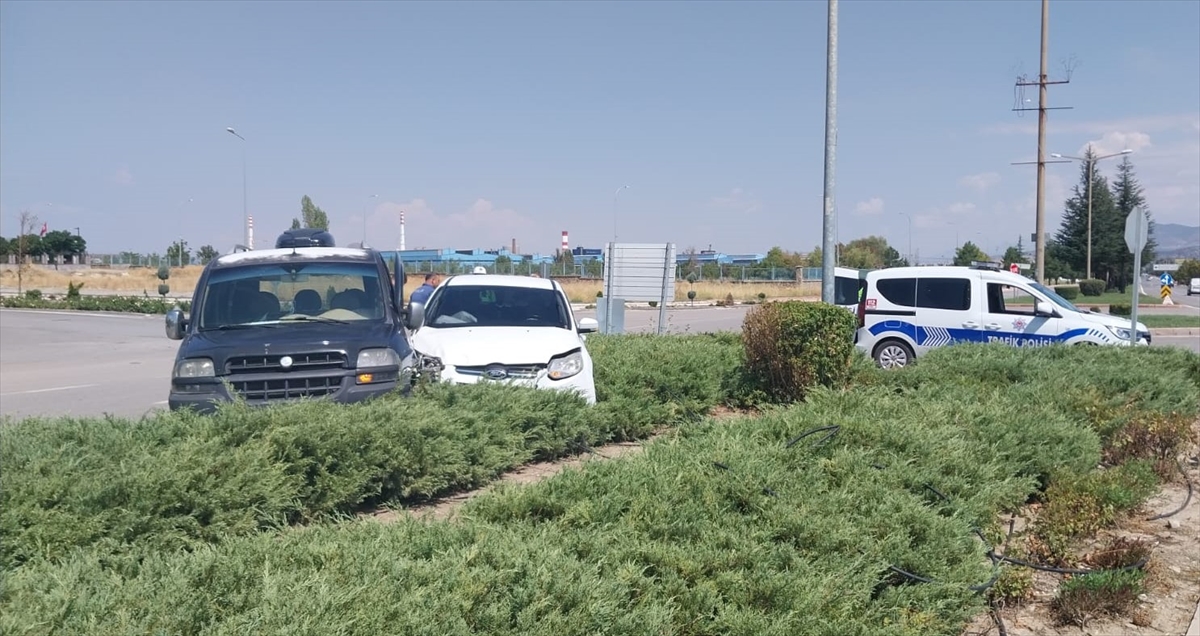 Araçlar çarpıştı: 3 yaralı