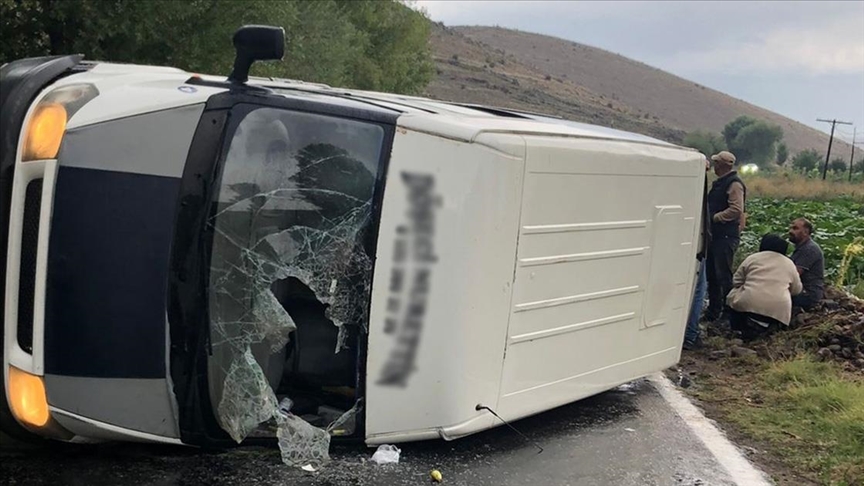 İşçileri taşıyan minibüs devrildi