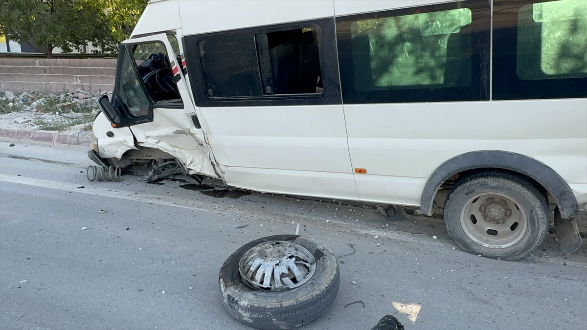 Minibüsle otomobil çarpıştı: 15 yaralı