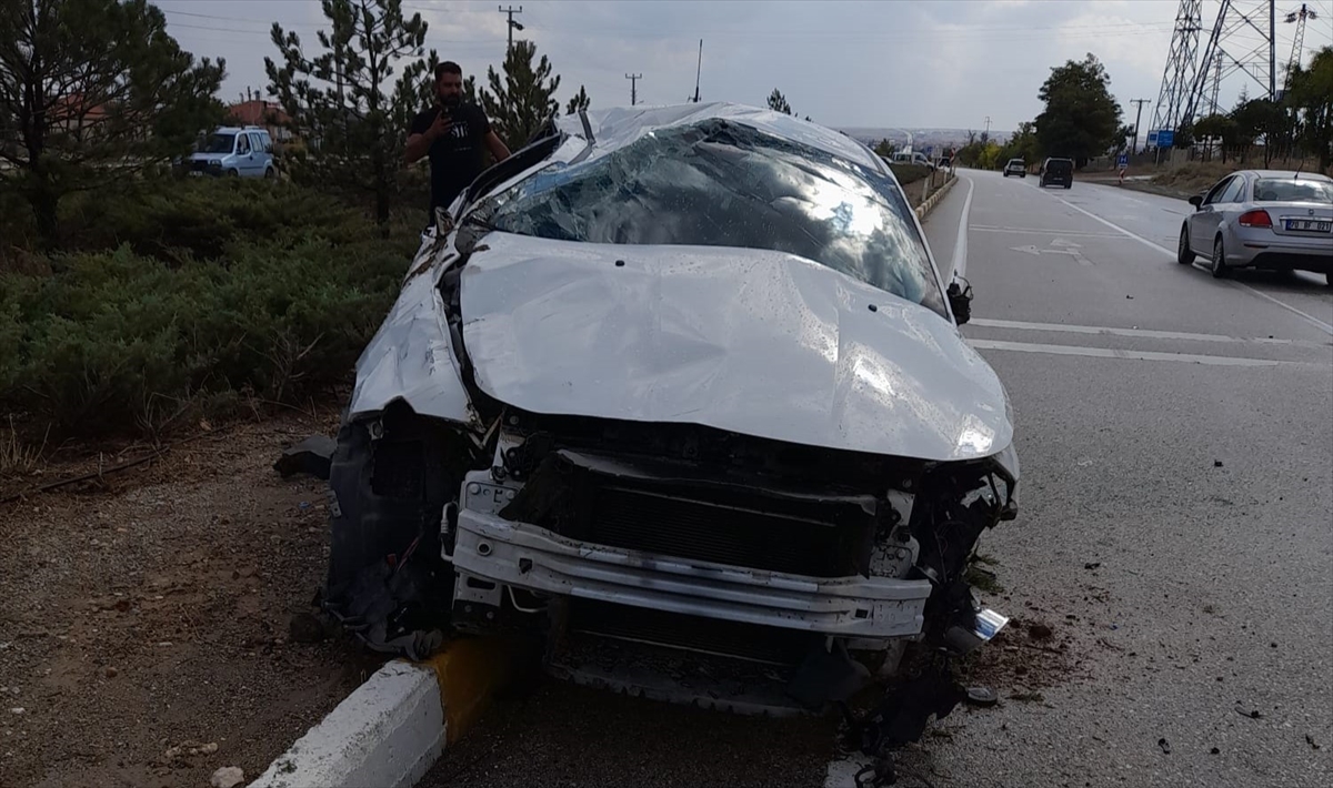 Otomobil devrildi:3 yaralı