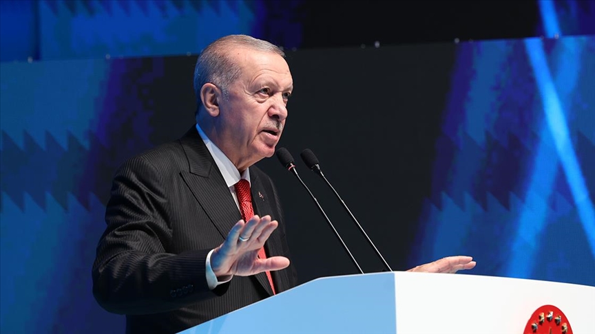 "Sosyal medya gençleri zehirliyor"