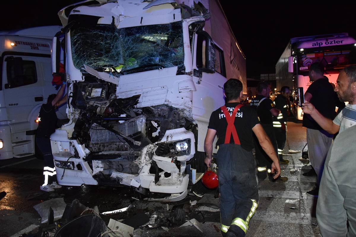 Konya'da tırlar çarpıştı: 1 ağır yaralı