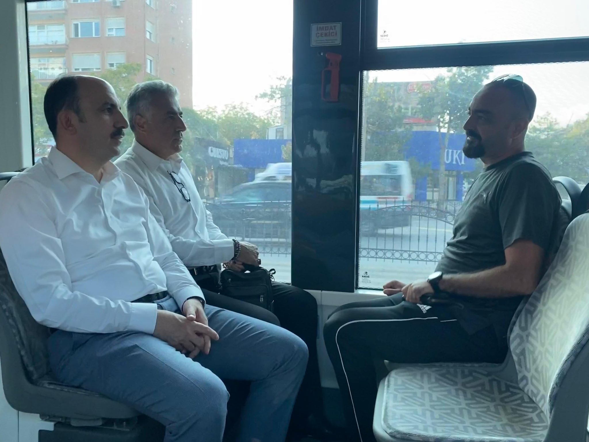 Başkan vatandaşlarla tramvayda sohbet etti