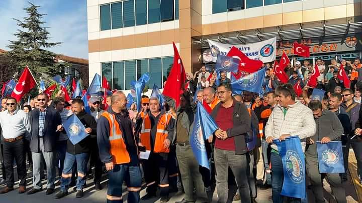 Karayolları işçileri oturma eylemi yaptı