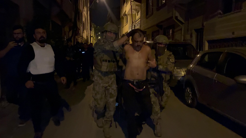 Polis ekiplerine pencereden silah doğrulttu