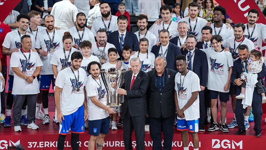Şampiyonluk kupasını Cumhurbaşkanı Erdoğan'dan aldılar