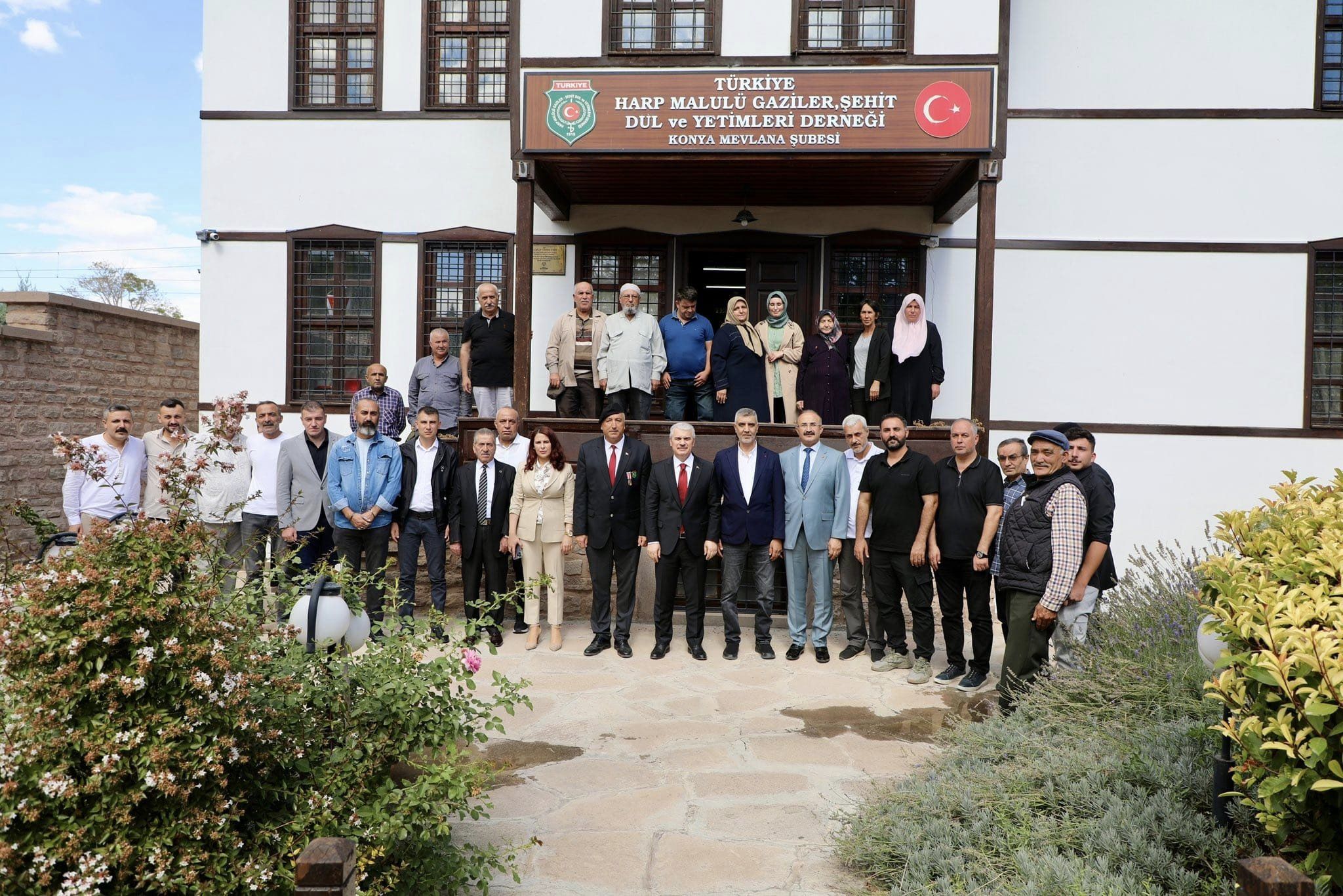 İlk ziyareti şehit ailelerine