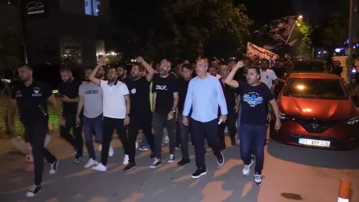 Taraftarlar yönetimi protesto etti